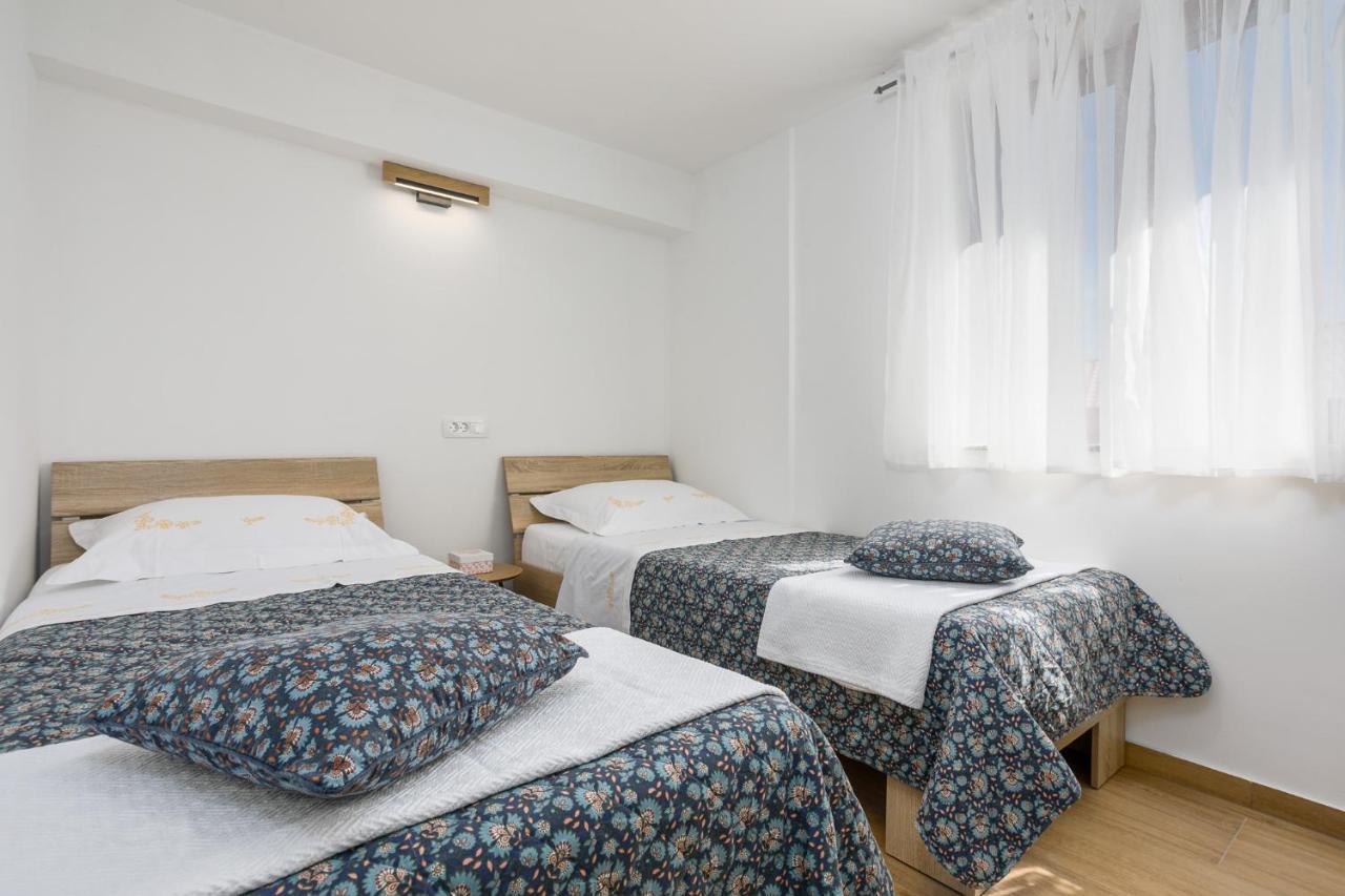 Apartmen Plus U Centru Blizu Plaze Njivice Eksteriør billede