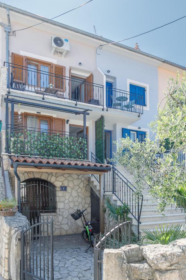 Apartmen Plus U Centru Blizu Plaze Njivice Eksteriør billede