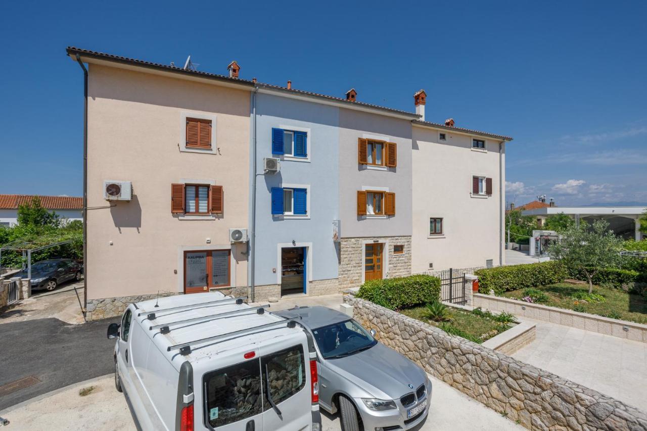 Apartmen Plus U Centru Blizu Plaze Njivice Eksteriør billede
