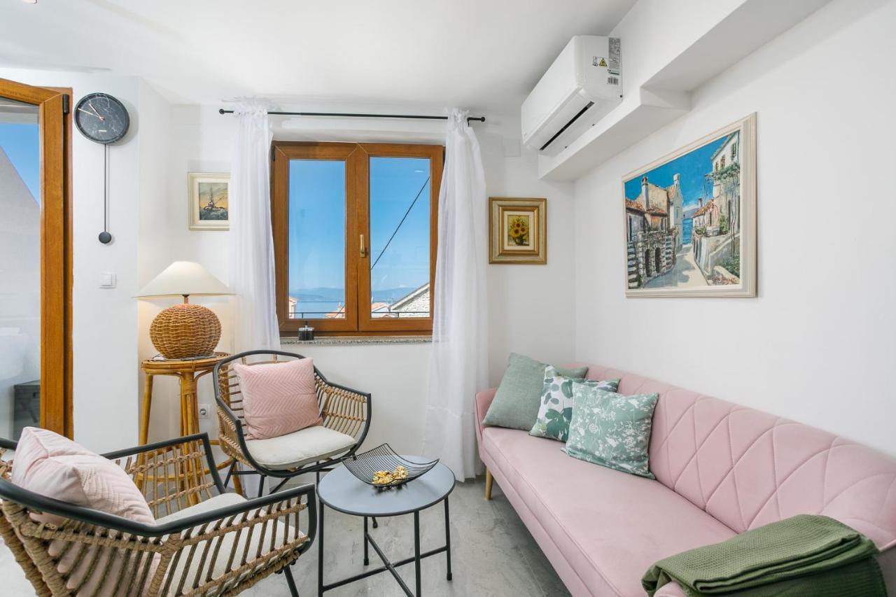 Apartmen Plus U Centru Blizu Plaze Njivice Eksteriør billede