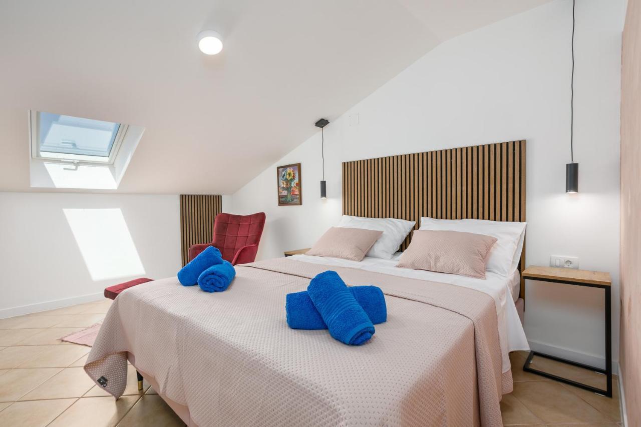 Apartmen Plus U Centru Blizu Plaze Njivice Eksteriør billede