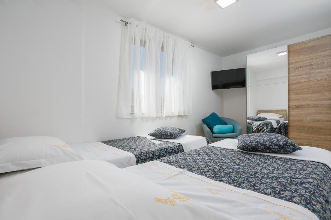Apartmen Plus U Centru Blizu Plaze Njivice Eksteriør billede